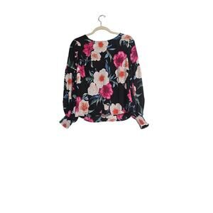 Flowy floral blouse, rushing at wrists